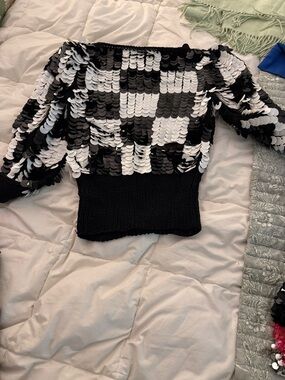 Amanda New York white & Black Off-the-Shoulder Sequin Sweater